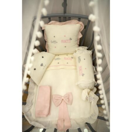 طقم مفرش مهد حجم صغير – تصميم الأميرة الصغيرة باللون الزهر