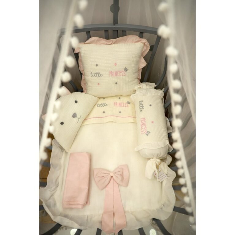 طقم مفرش مهد حجم صغير – تصميم الأميرة الصغيرة باللون الزهر